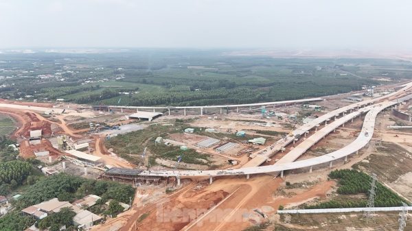 Theo thiết kế, tuyến đường T1 dài 4,3km, kéo dài từ phía Tây sân bay Long Thành đến quốc lộ 51 được đầu tư với vận tốc thiết kế 80 km/h theo tiêu chuẩn đường chính đô thị. Tuyến đường T2 dài 3,5 km, gồm 4 làn xe có điểm đầu nối với cao tốc TPHCM - Long Thành - Dầu Giây, điểm cuối nối vào nút giao với đường T1. Theo thiết kế, tuyến đường T1 dài 4,3km, kéo dài từ phía Tây sân bay Long Thành đến quốc lộ 51 được đầu tư với vận tốc thiết kế 80 km/h theo tiêu chuẩn đường chính đô thị. Tuyến đường T2 dài 3,5 km, gồm 4 làn xe có điểm đầu nối với cao tốc TPHCM - Long Thành - Dầu Giây, điểm cuối nối vào nút giao với đường T1.