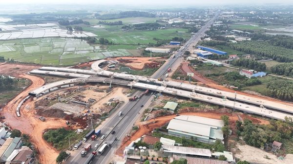 Đơn vị thi công đã hoàn thành hạng mục gác dầm tại nút giao tuyến T1 và quốc lộ 51. Đây là nút giao có mật độ giao thông đông đúc, do đó nhà thầu phải thi công vào ban đêm có lực lượng chức năng hỗ trợ phân luồng các phương tiện lưu thông qua đây Đơn vị thi công đã hoàn thành hạng mục gác dầm tại nút giao tuyến T1 và quốc lộ 51. Đây là nút giao có mật độ giao thông đông đúc, do đó nhà thầu phải thi công vào ban đêm có lực lượng chức năng hỗ trợ phân luồng các phương tiện lưu thông qua đây