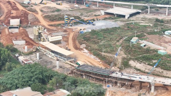 Theo thiết kế, tuyến đường T1 có chiều dài 4,3km, nối quốc lộ 51 đến sân bay Long Thành. Theo thiết kế, tuyến đường T1 có chiều dài 4,3km, nối quốc lộ 51 đến sân bay Long Thành.