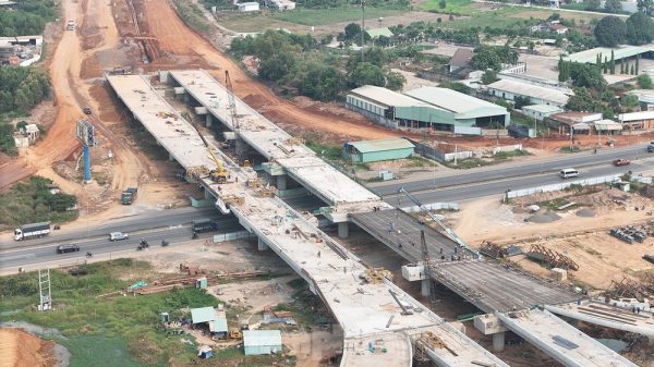 Tuyến đường T2 có chiều dài 3,5km nối cao tốc TPHCM - Long Thành - Dầu Giây (thành phần của cao tốc Bắc - Nam) và chạy song song với cao tốc Biên Hòa - Vũng Tàu. Tuyến đường T2 có chiều dài 3,5km nối cao tốc TPHCM - Long Thành - Dầu Giây (thành phần của cao tốc Bắc - Nam) và chạy song song với cao tốc Biên Hòa - Vũng Tàu.