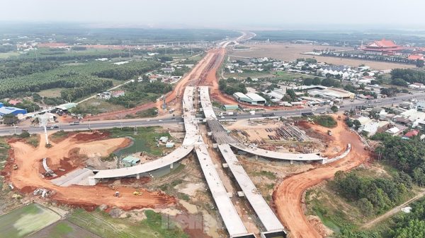 Gói thầu đã huy động 750 nhân sự, gần 200 thiết bị, tổ chức 20 mũi thi công trên cả 2 tuyến T1 và T2. Gói thầu đã huy động 750 nhân sự, gần 200 thiết bị, tổ chức 20 mũi thi công trên cả 2 tuyến T1 và T2.