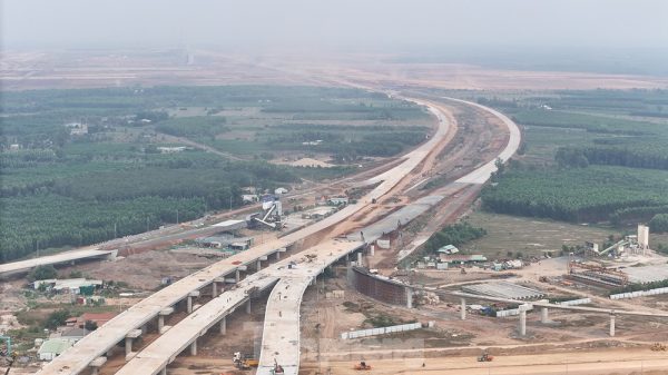 Về phần đường đã hoàn thành hạng mục đắp đất K95, cọc CDM, hầm chui dân sinh, các hạng mục khác như đắp đất K98 đạt hơn 60%, thi công cấp phối đá dăm đạt gần 39%. Về phần đường đã hoàn thành hạng mục đắp đất K95, cọc CDM, hầm chui dân sinh, các hạng mục khác như đắp đất K98 đạt hơn 60%, thi công cấp phối đá dăm đạt gần 39%.