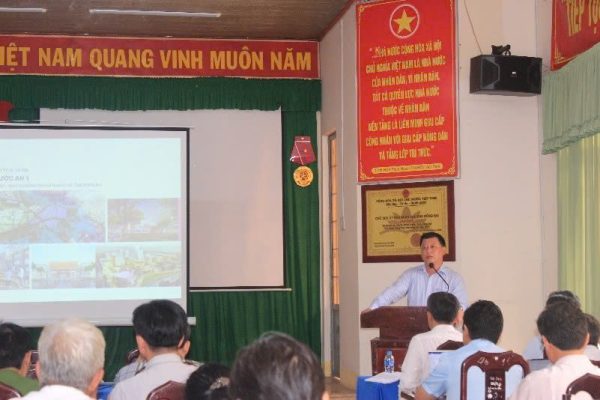 Ông Trần Minh Quân – UVTV, Phó Chủ tịch UBND xã phát biểu tại Hội nghị lấy ý kiến về Đồ án Quy hoạch phân khu tỷ lệ 1/2.000 Phước An 1
